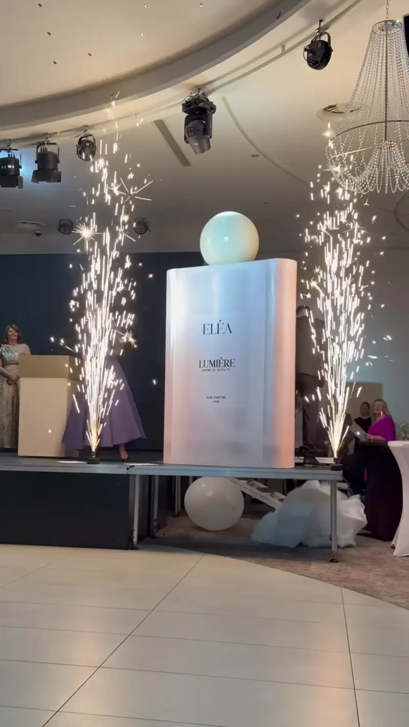 Predstavljanje parfema ELÉA Lumière na bini, s vatrometom